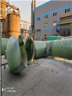 脫硫塔和玻璃鋼管道施工現場