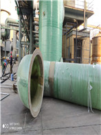 脫硫塔和玻璃鋼管道施工現場