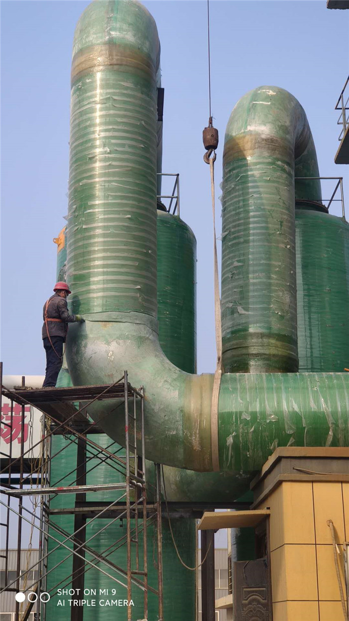 脫硫塔和玻璃鋼管道施工現場
